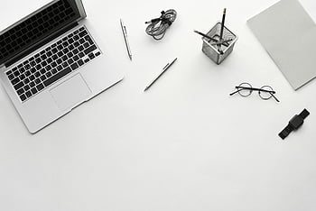 macbook, tablo, minimalist çalışma alanı, dizüstü, gözlük, Ofis malzemeleri, beyaz masa, üstten görünüm, çalışma alanı, masa düzeni, verimlilik