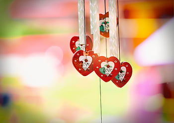 Windchime หัวใจสีแดง, การตกแต่งหัวใจที่สดใส, ข้อความรัก, พื้นหลังสีสันสดใส, เครื่องประดับรูปหัวใจ, หัวใจแขวน, การตกแต่งที่โรแมนติก, วันวาเลนไทน์, เครื่องเป่าลม, หัวใจลม, การตกแต่งตามธีมความรัก