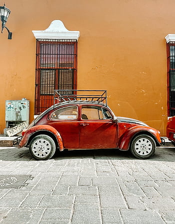 Historické auto, klasické červené auto, dlážděné ulice, historické ulice, oranžové zdi, městské parkoviště, klasické auto, ročník vozidla, Urban Vintage, červené veteránem, panoráma pozadí