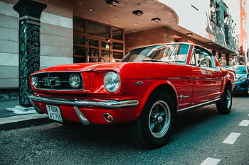 Klassisk rød Ford Mustang, vintage bil, byens gade, vintage stil, vintage design, rød mustang, klassisk bil, ford mustang, parkeret bil, bymæssige omgivelser, vintage køretøj