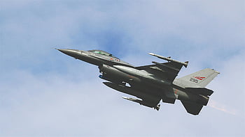 f-16, vojenský proud, Černá letadlo, modrá obloha, během dne, Pokročilá letecká technologie, čisté nebe, dynamický výstřel, stoupající, letadlo, let