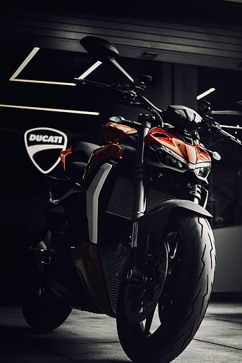 Мотоциклет Ducati, елегантен дизайн, Стилен шоурум, Модерен на закрито, драматично осветление, мощен велосипед, Закрит дисплей, шоурум на мотоциклети, Марка Ducati, Високопроизводителен мотор, Дизайн на спортен мотор