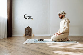Muž v tradičním oblečení, modlitební koberec, Korán, Islámská oddanost, ramadán mubarak, klečící, dřevěná podlaha, bílé zdi, turban, duchovní praxe, Vnitřní nastavení