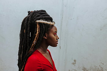 donna di colore, dreadlocks, vestito rosso, Ritratto del profilo, muro esposto alle intemperie, riflessivo, giovane donna, muro bianco, vista laterale, afroamericano, capelli naturali