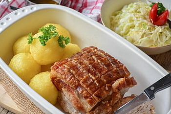 vepřová pečeně, houskové knedlíky, zelný salát, jídlo, kuchyně, vepřové, maso, kůra, omáčka, oběd, neděle večeře