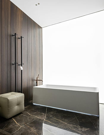 moderní koupelna, Luxusní vana, přirozené osvětlení, elegantní design, Elegantní povrch, Prostorný interiér, stylová koupelna, mramorové podlahy, Dřevěné obložení, Černá příslušenství, kožené pohovky