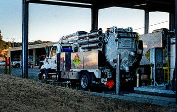 Zisternenfahrzeug, Garage, Kraftstofftransporter, Industriestandort, tagsüber, geparkt, LKW, industriell, Tagesparken, Kraftstoffverkehr, Fahrzeug