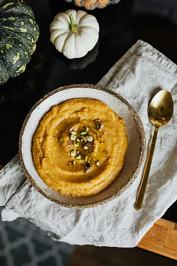 dýňový hummus, Hliněná mísa, flatlay, pistácie, zlatá lžíce, zdobený hummus, fotografování kreativních potravin, podzimní jídlo, dýňová miska, zdravá svačina, Složení plochého laiku