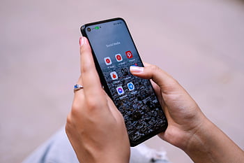 žena pomocí smartphone, Detailní ruce, displej smartphonu, Aplikace pro sociální média, digitální připojení, mobilní zařízení, sociální síť, ikony aplikace, využití technologie, moderní životní styl, digitální interakce