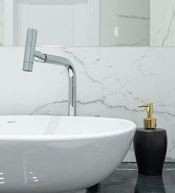 tuvalet, mermer yüzey, Modern krom musluk, mermer backsplash, Beyaz Seramik Washbasin, şık banyo, çağdaş banyo, Banyo Tasarımı, banyo lavabosu, banyo armatürleri, mermer tezgah