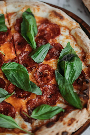 pizza pepperoni, salami, basil, close-up, high angle view, fresh basil leaves, pepperoni pizza, pizza toppings, Italian food, pizza crust, pizza cheese