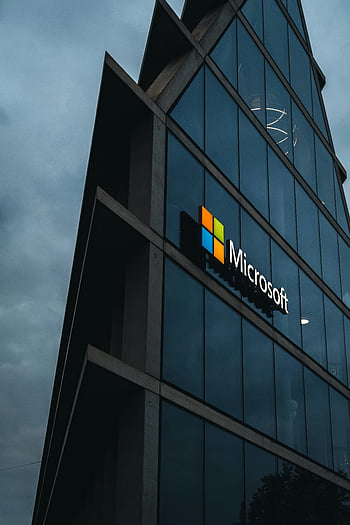 Microsoft Building, skleněné panely, vnější, moderní kancelář, mrakodrap, skleněná fasáda, zataženo večer, nebe, Firemní architektura, městské panorama, Technologická společnost