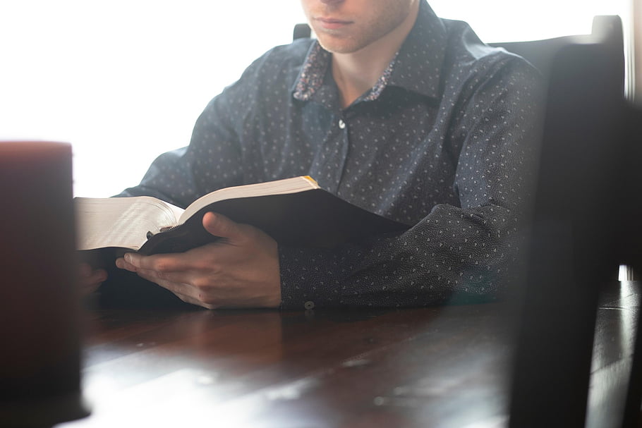 bible, křesťan, náboženství, víra, muž, modlit se, otevřeno, otevřená bible