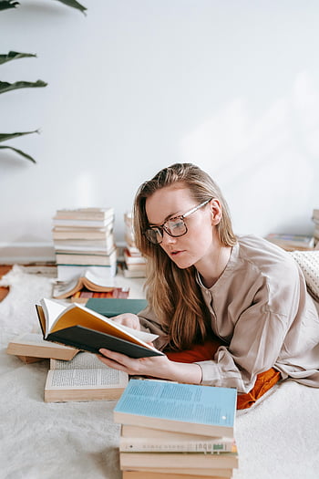 žena čtení, brýle, Útulné nastavení, obklopen knihami, učení se, volný čas, milovník knihy, Indoor Reading, pohodlné čtení, Knižní nadšenec, prostředí čtení