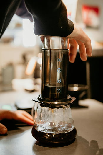Barista, Aeropresse, Kaffee kochen, Café -Einstellung, frischer Kaffee, Professioneller Barista, Kaffeemaschine, Zubereitung von Kaffee, Café, Kaffeekultur