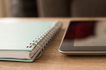 černý tabletový počítač, šedozelená notebook, spirála notebook, dřevěný stůl, detailní fotografie, tableta, notebook, lavice, kancelářské potřeby, studijní materiály, pracovního prostoru