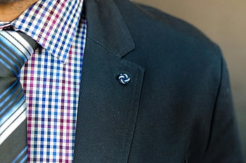 Detailní fotka, muž, černý sako, kostkovanou košili, pruhovaná kravata, Podrobný detail, oblek, kravata, košile, klopě pin, formální oblečení