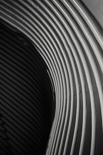 Cerca de metal moderno, Edifício geométrico, Design curvo abstrato, linhas fortes, imagem em preto e branco, projeto arquitetônico, Arquitetura curva, padrões geométricos, Arquitetura moderna, arquitetura abstrata, Geometria forte