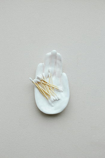 bastoncillos de algodón, escultura de la mano, plano, minimalismo, cerámica blanca, cotonetes, composición artística, arte Moderno, diseño simple, estética limpia, Fondo blanco