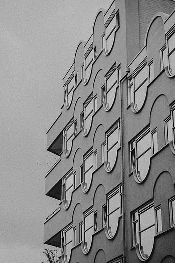 白黒写真、 モダンな建物、 幾何学模様、 ユニークなファサード、 窓、 建築デザイン、 モノクロ画像、 現代建築、 都市構造、 芸術的な建物