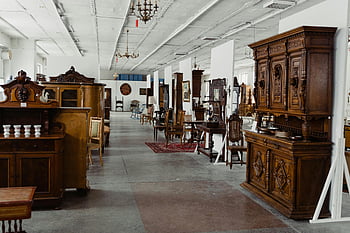 magazin de antichitati, mobila din lemn, Mobilier din lemn antic, showroom, diverse piese de mobilier, piese antice, showroom spațios, mobilier de prezentare, expoziție antică, Afișare din lemn, showroom de antichități