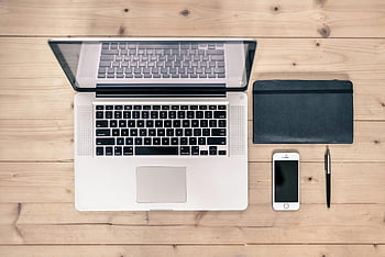 macbook pro, เงิน iphone 5s, พื้นที่ทำงานที่เป็นระเบียบ, แล็ปท็อป, มาร์ทโฟน, สมุดบันทึก, ปากกา, โต๊ะไม้, มุมมองด้านบน, การตั้งค่าพื้นที่ทำงาน, โต๊ะทำงาน