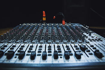 šedý audio mixer, Konzola pro míchání zvuku, fadery, knoflíky, studiové osvětlení, detail, audio zařízení, zvukové míchání, hudební produkce, nahrávací studio, Audio ovládací prvky