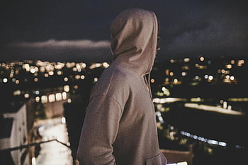 hoodie pullover abu-abu, cityscape malam, lampu buram, Misteri, kesendirian, pemandangan kota, orang di hoodie, fotografi malam hari, kota di malam hari, sosok berkerudung, kesendirian perkotaan