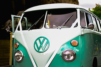 Zelený a bílý Volkswagen T1, klasická kombi van Volkswagen, vintage design, venkovní scénu, detail, volkswagen logo, šedozelená a bílá, retro dodávka, klasické dodávky, vinobraní dodávka, Venkovní vozidlo