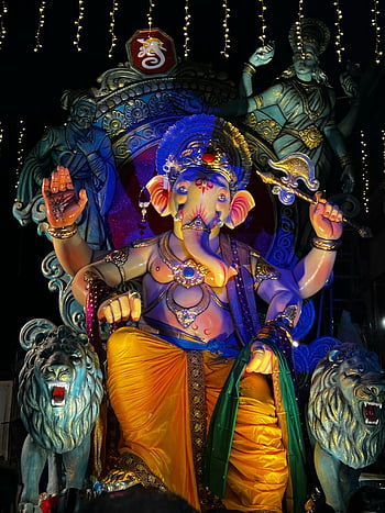 statua di ganesha, Ganesha colorato, Ganesha ornato, Arte indù, cultura indù, circondato da leoni, Ganesha decorativo, statua culturale, arte religiosa, divinità indiana, Ganesha festivo