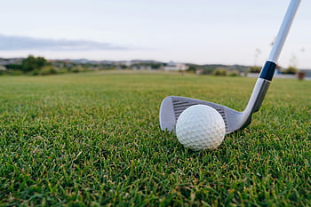 pallina da golf, lussureggiante erba verde, colpo del primo piano, club di golf, temi sportivi, corso di golf, sport all'aperto, attrezzatura da golf, golf, sport del golf, scena di golf