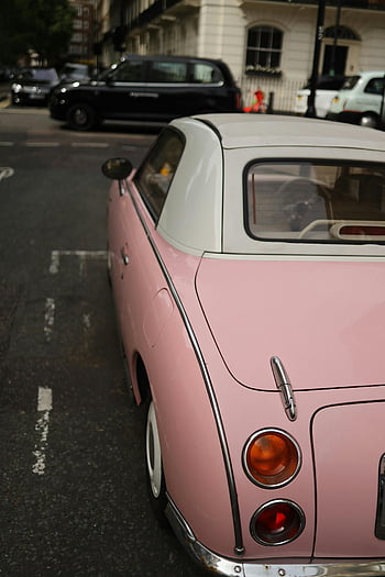 Růžové klasické auto, Vintage růžové auto, bílá střecha, roh Urban Street, Klasický automobilový styl, parkoviště, Historické auto, růžové auto, klasické auto, městské ulice, prastarý styl