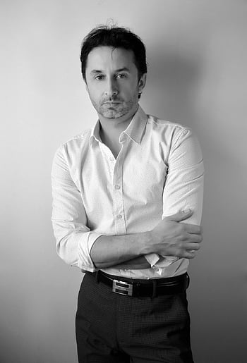 uomo, modello, bianco e nero, camicia bianca, pantaloni, tipo, maschio, persona, brunetta, attraente, di bell'aspetto