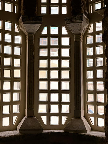 pencerelerdeki kareler, kilise pencereleri, Karmaşık sütunlar, ızgaralı pencereler, ışık oyunu, iç mimarlık, kilisenin iç, mimari detaylar, ışık ve gölge, vitrin tasarımı, dini mimarlık