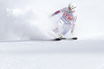 muž jezdí na lyžích, lyžař v pohybu, zasněžený svah, Akce zimních sportů, rychlost a přesnost, lyžařská soutěž, alpské lyžování, Sněhové sporty, zimní aktivity, lyžařské vybavení, navigace lyžaře
