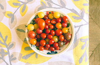 mísa rajčat, cherry rajčata, Barevný květinový ubrus, Zdravé stravování, Závalný sortiment, čerstvé produkty, nastavení tabulky, fotografování potravin, zdravé jídlo, kuchyně, přírodní ingredience