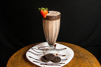 milkshake au chocolat, milk-shake crémeux, fraise fraîche, milk-shake garni, Cookies servis, boisson dessert, gâterie indulgente, dessert au chocolat, milkshake avec des biscuits, garniture aux fraises, sirop au chocolat