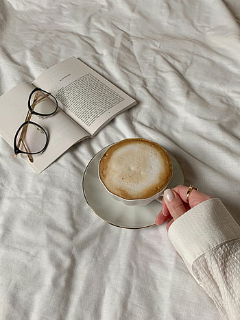 caffè, libro aperto, occhiali, panno bianco, mattina serena, mano che tiene tazza, Eleganti occhiali, tazza di caffè, sfondo bianco, Setup accogliente, momento della lettura