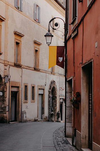 úzká ulice, Vintage budovy, staré Evropské město, pouliční osvětlení, vlajka, klidné ulici, dlážděné ulice, evropské architektury, pouliční scény, historické město, pouliční vlajky