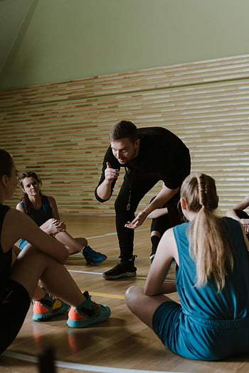 Basket-ball féminin, entraîneur, sports d'intérieur, joueuses, équipe de basketball, entrainement sportif, terrain de basketball, séance de coaching, formation sportive, orientation sportive, équipe de l'équipe