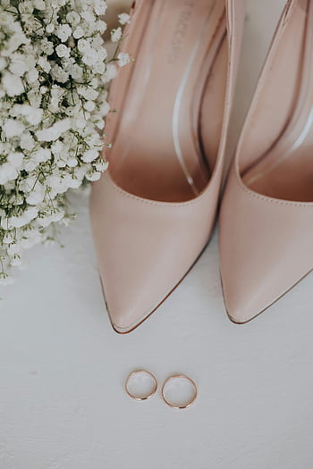 růžové boty, svatební prsteny, Elegantní kytice, ploché ležel, bílé pozadí, svatební doplňky, svatební detaily, elegantní svatba, svatební boty, svatební fotografie, romantická výzdoba