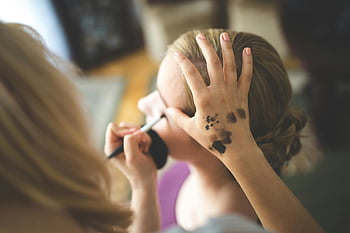 vizážistka, Použití stínu, ženská tvář, kosmetika, detail, uvnitř, krása, Proces make -upu, profesionální make-up, ruka s make -upem, Aplikace make-upu