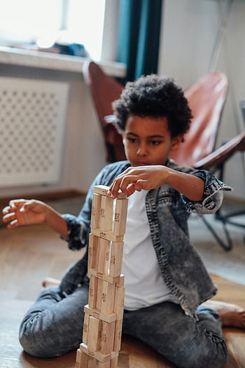 garçon, jenga, blocs de bois, empilement, la tour, à l'intérieur, jeune garçon, concentré, en jouant, jeux d'intérieur, les jouets d'enfants