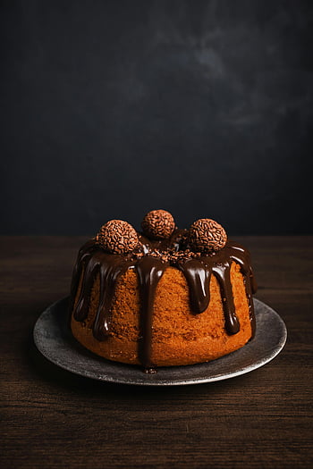 chocolate cake, chocolate icing, brigadeiros, dessert lovers, chocolate drizzled cake, delicious cake, chocolate toppings, sweet dessert, cake with brigadeiros, chocolate dessert, drizzled cake