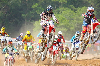 motoros versenyzők, motocross verseny, Kerékpározók a levegőben, izgalmas ugrás, salakpálya, motocross lovasok, dirt bike versenyzés, terepverseny, motocross akció, motorkerékpár verseny, kültéri sportok