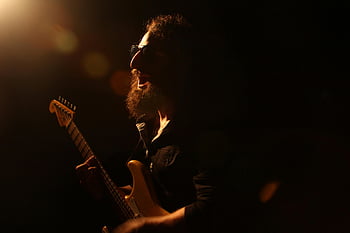 uomo che suona la chitarra elettrica, silhouette, chitarrista barbuto, esibirsi appassionatamente, luci del palcoscenico, chitarra elettrica, musicista, prestazione, palcoscenico, concerto, musica