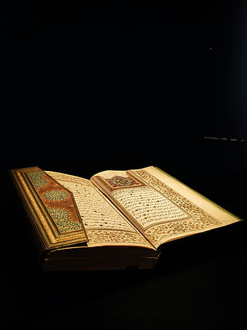 Åbn Koranen, Arabisk kalligrafi, mørk baggrund, Religiøs kunst, den gamle Koran, oplyst skrift, Gulddetaljer, sort baggrund, åben bog, islamisk kunst, indviklet design