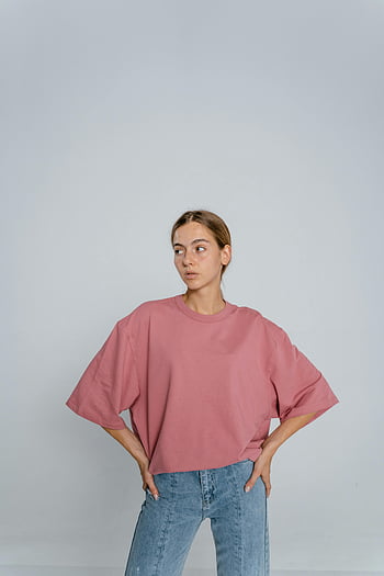 kvinde, Rød besætning hals t-shirt, Blå denimshorts, ung kvinde, pink t-shirt, hænder på hofter, hvid baggrund, selvsikker positur, Casual outfit, studio portræt, modefotografering
