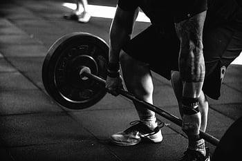 muž nesoucí činku, Deadlifting, tělocvična, síla, zdatnost, Černý a bílý, mocný obrázek, vzpírání, atletický, cvičení, činka