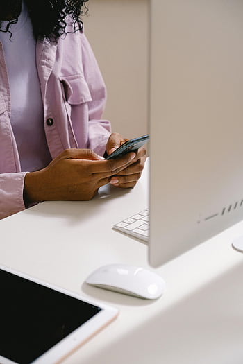donna di colore, sms, smartphone, tavolo, computer, afroamericano, ufficio, tecnologia, comunicazione, mani, scrivania
